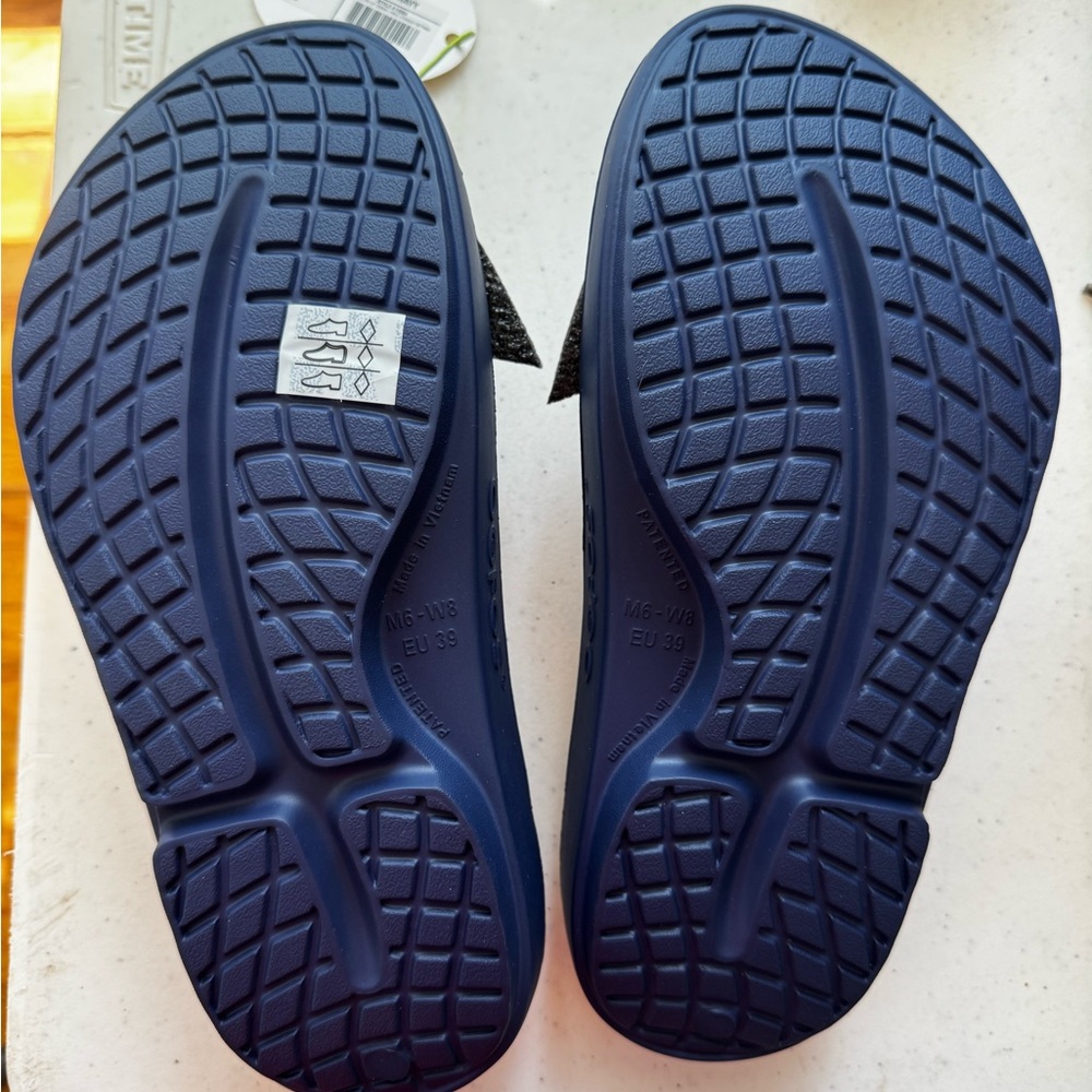 NWT OOFOS Flip Flops, Navy, W8/M6 - Picture 2 of 5